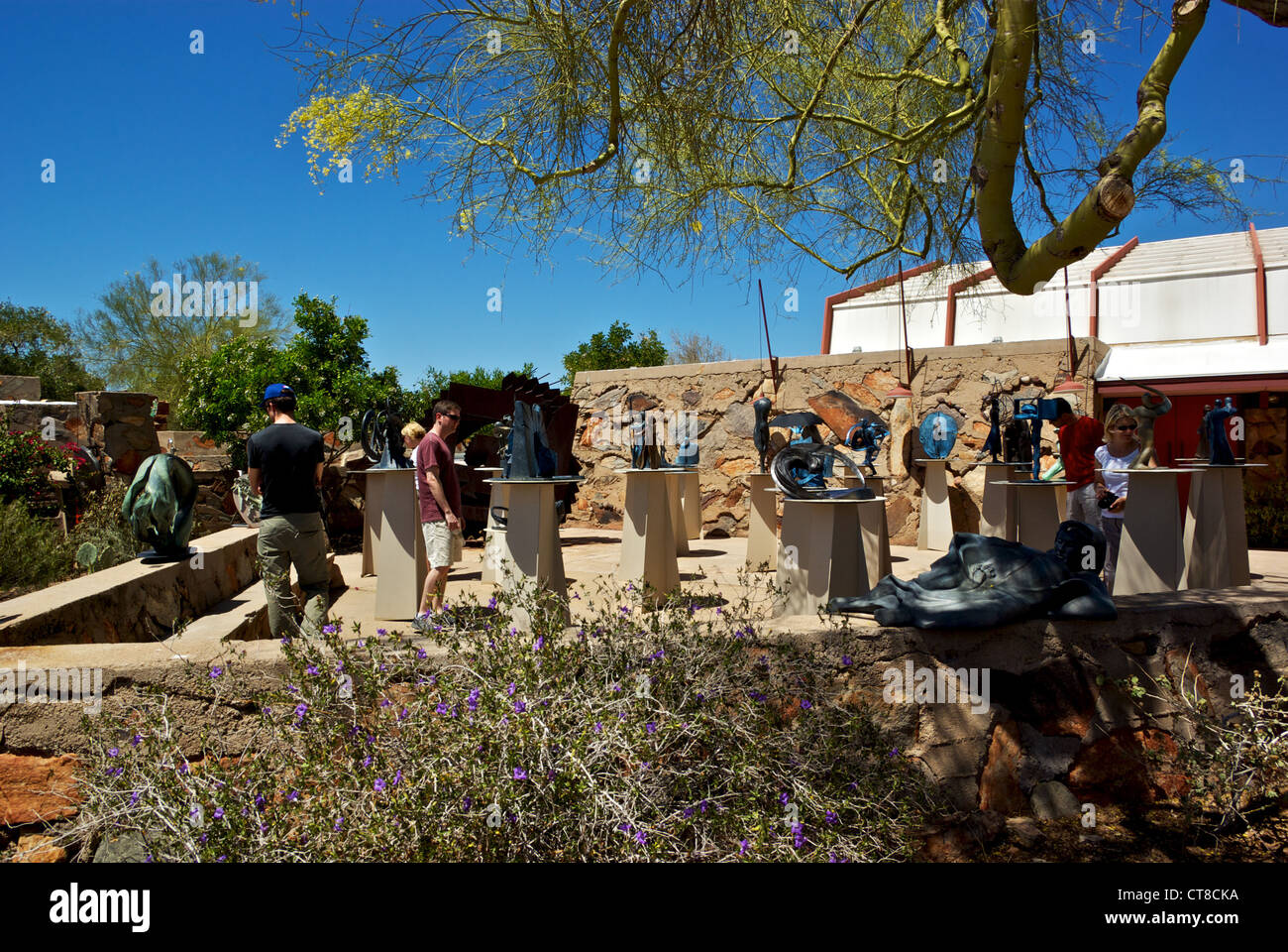 Tour visitatori esaminando arte scultura giardino Frank Lloyd Wright Taliesin West home inverno Scottsdale AZ Foto Stock