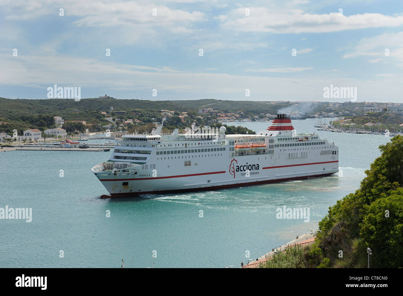 Acciona Transmediterranea Sorolla per i passeggeri dei traghetti nel porto di tornitura della nave nel porto di Mahon Minorca isole Baleari Spagna Foto Stock