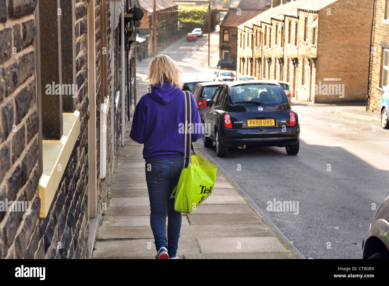 Una ragazza di carta offre quotidiani di case, primo lavoro, North Yorkshire. Foto Stock