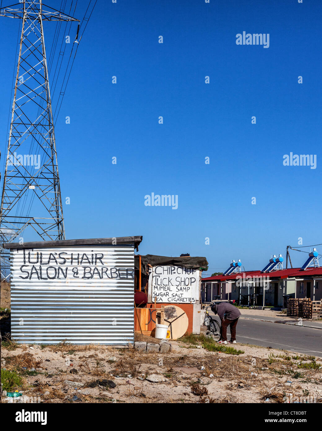 Un salone di parrucchiere e general dealer (spaza) in Langa AfricanTownship nei pressi di Città del Capo Foto Stock