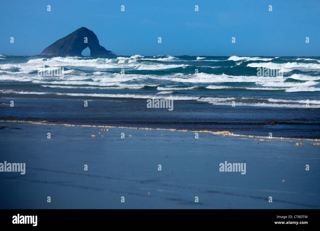 Ninety Mile Beach, Nuova Zelanda - il foro nella roccia 2 Foto Stock