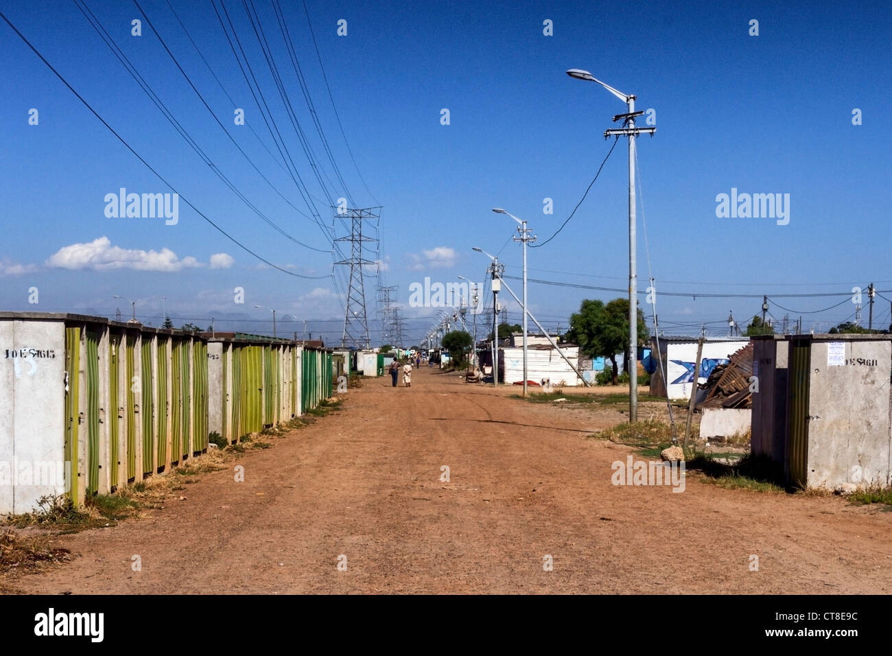 Servizi igienici pubblici linea una strada in terra di Langa Township nei pressi di Città del Capo dove molte delle baracche non dispongono di un sistema di alimentazione di acqua o bagni Foto Stock