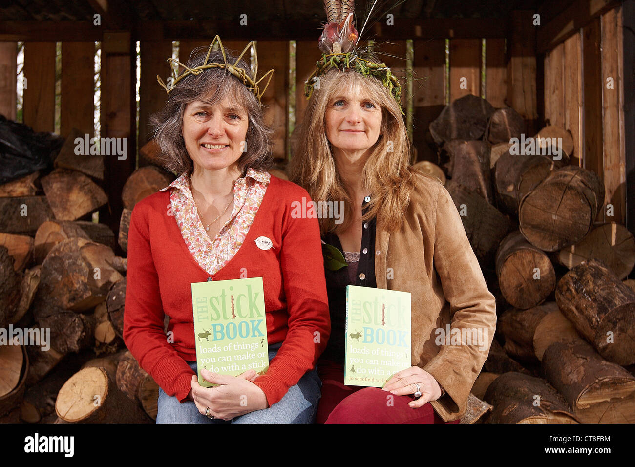 Avventure con bastoni gli autori del libro Jo Schofield (L) & Fiona Danks (R) all evento di lancio a BBOWT collegio riserva lago vicino a Tring Foto Stock