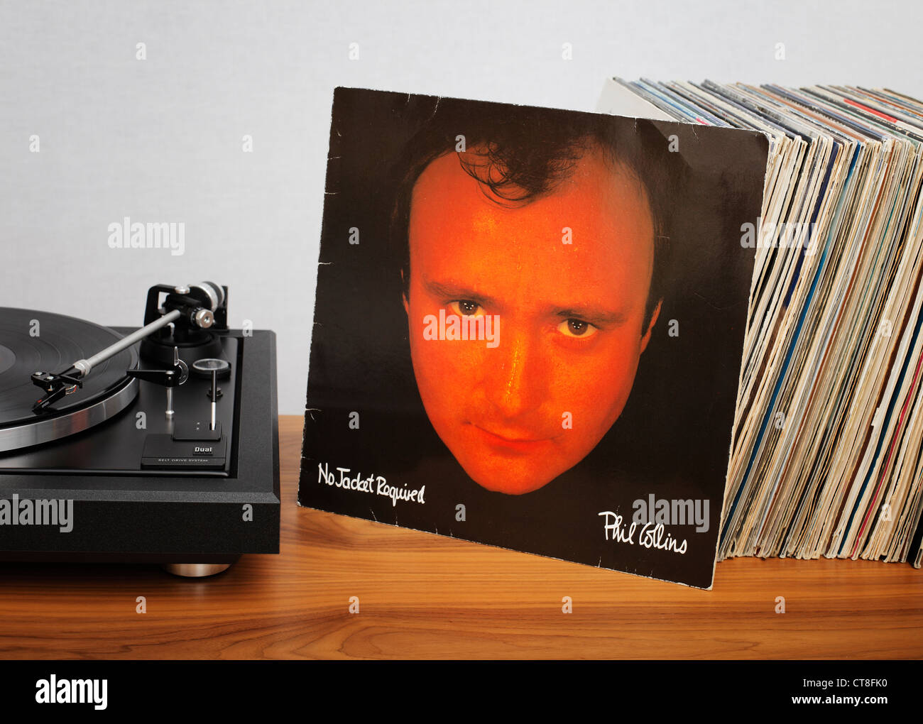 Nessuna camicia richiesto è il terzo album da solista di inglese il cantante-cantautore Phil Collins, rilasciato il 25 gennaio 1985. Foto Stock
