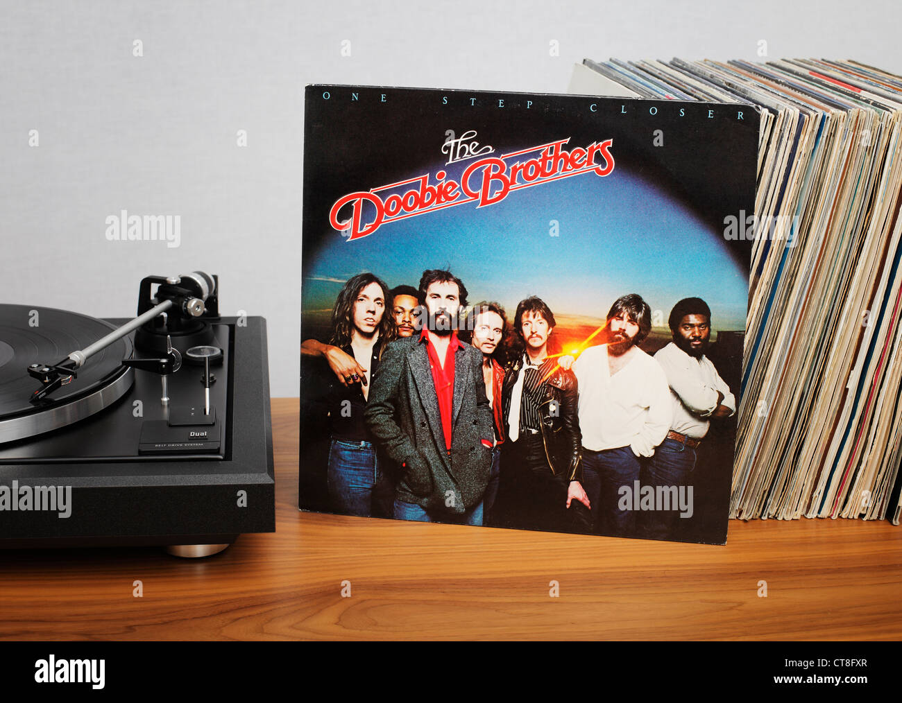 Un passo più vicino è il nono album in studio di American rock band THE DOOBIE BROTHERS, rilasciato nel 1980. Foto Stock
