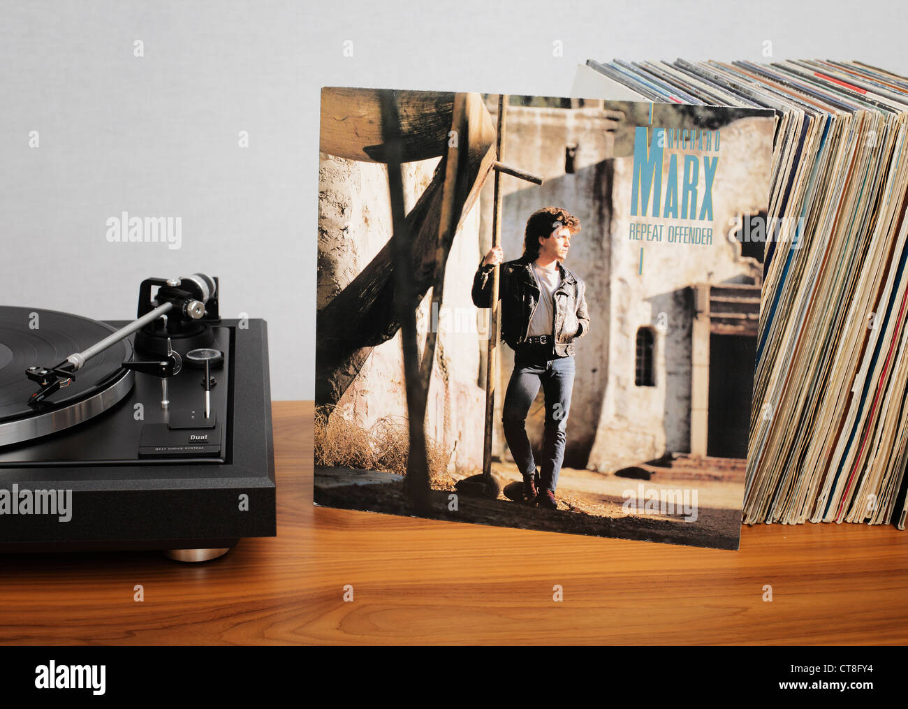 Recidivo è il secondo album in studio dal cantautore Richard Marx. Rilasciato in mid-1989. Foto Stock