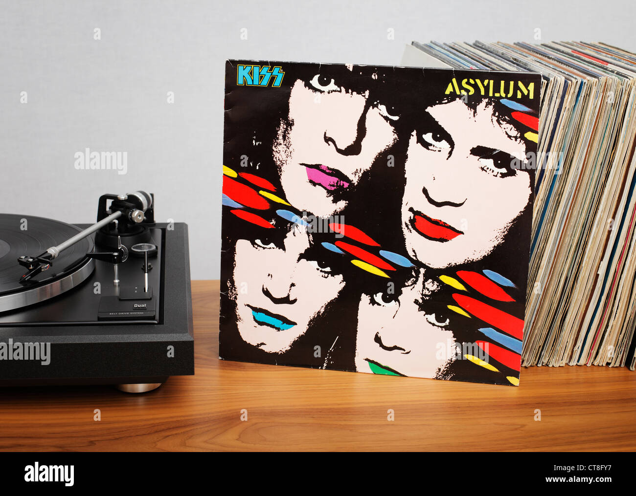 In materia di asilo è il tredicesimo album in studio dalla American rock band Kiss, rilasciato nel 1985. Foto Stock