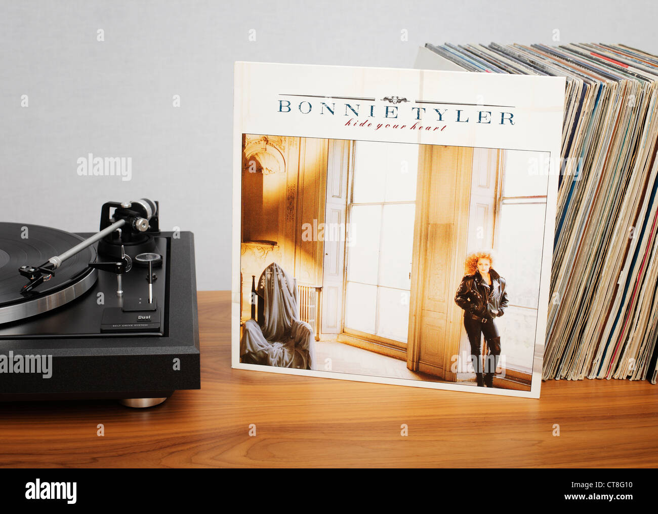 Nascondi il tuo cuore (AKA Note dall America), è il settimo album di Bonnie Tyler, rilasciato nel 1988. Foto Stock
