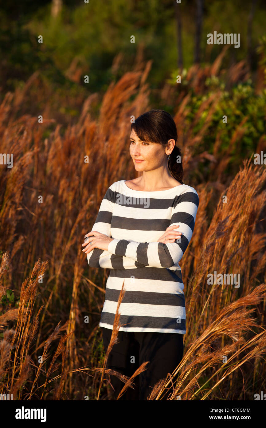 Donna manine nel campo Foto Stock