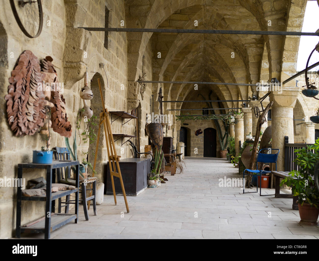 dh Old Town North Lefkosa NICOSIA NORTHERN CYPRUS Craft negozi Buyuk Han Big Inn balcone Ottomans Caravanserai turismo d'arte turca negozio di souvenir Foto Stock