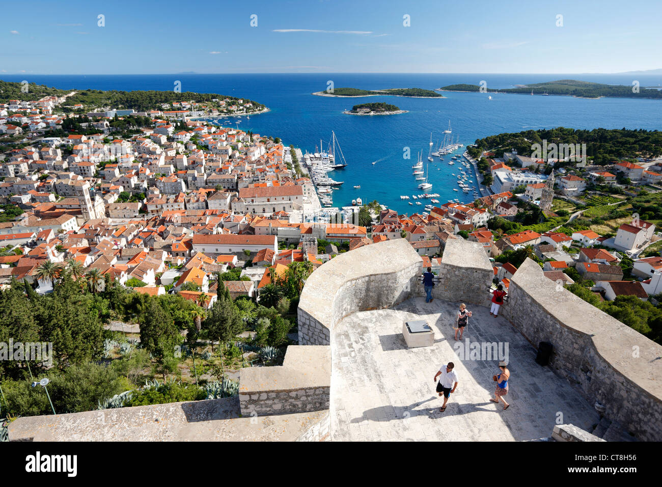 Vista la citta di Hvar dalla vecchia fortezza sulla collina Foto Stock