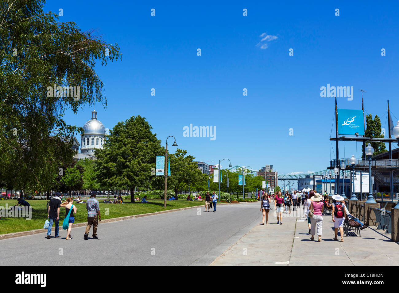 Riverfront Promenade in Quais du Vieux Port area con cupola del Mercato di Bonsecours a sinistra, Montreal, Quebec, Canada Foto Stock