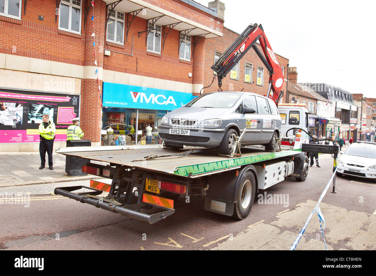Polizia recuperare un minicab coinvolto in un incidente stradale nel Aylesbury town center Foto Stock