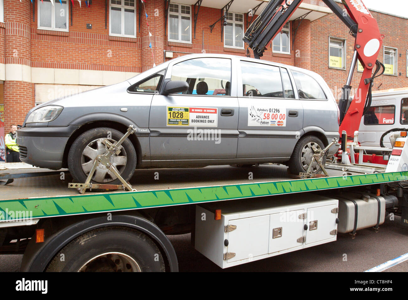 Polizia recuperare un minicab coinvolto in un incidente stradale nel Aylesbury town center Foto Stock