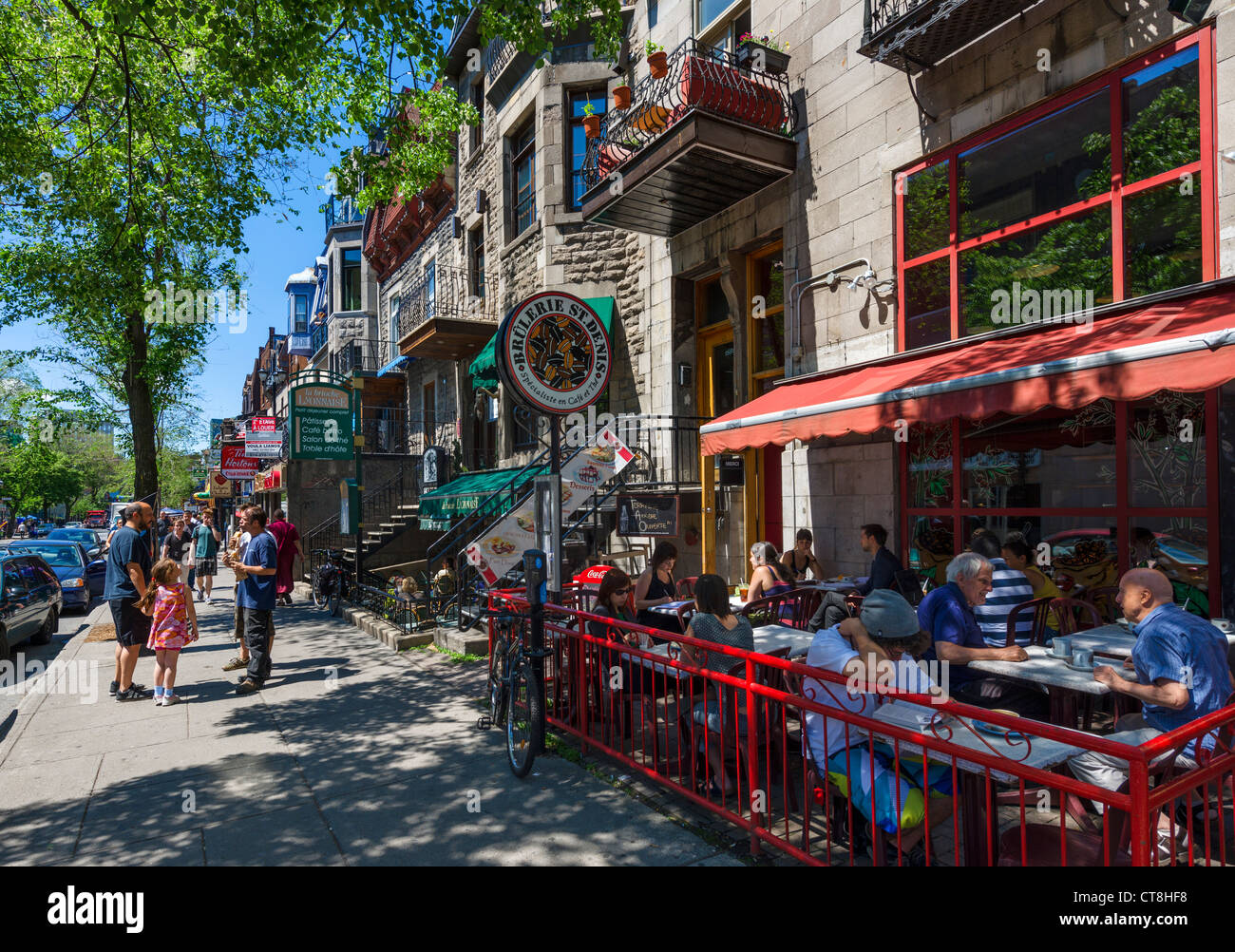 Bar, caffetterie e ristoranti lungo la Rue Saint-Denis nel Quartier Latin (Quartiere Latino), Montreal, Quebec, Canada Foto Stock