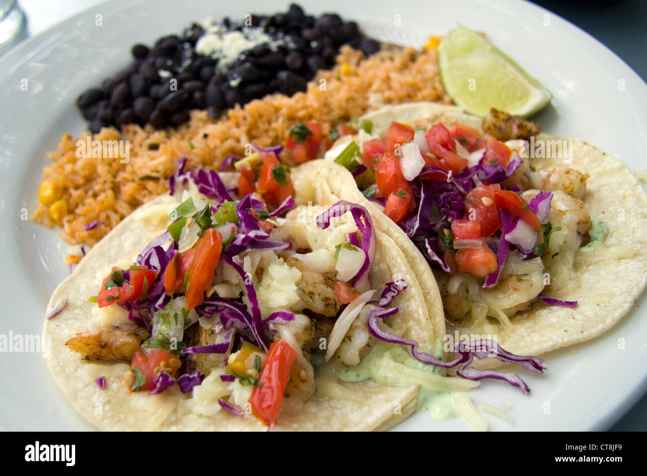 Tacos Gamberetti con fagioli e riso Foto Stock