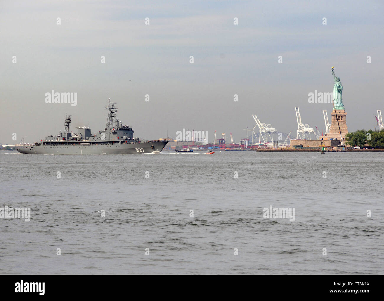 La nave marina algerina Soummam (937) naviga oltre la Statua della libertà nel porto di New York, segnando la prima volta che una nave marina algerina ha visitato gli Stati Uniti. Durante la visita, l'equipaggio algerino visiterà la città e condurrà chiamate di ufficio con funzionari della città e del governo. Il Soummam ha transitato nell'Atlantico dall'Algeria come parte di una missione di addestramento per gli studenti dell'accademia navale algerina. Foto Stock