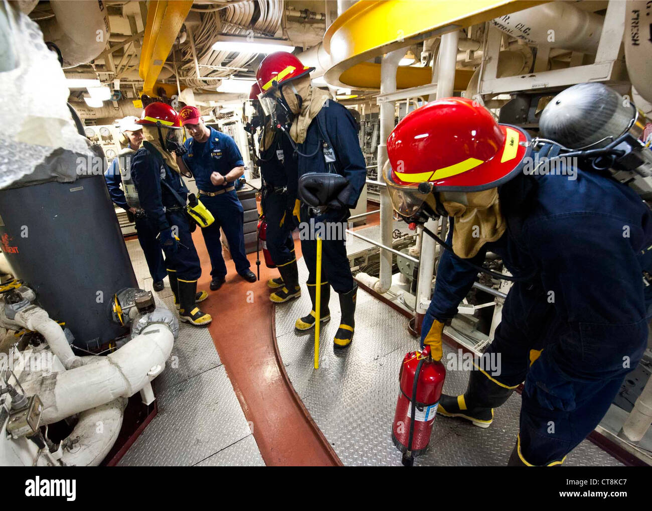 I marinai ricevono l'addestramento dal capo danno Controlman Dager Hatch durante un'evoluzione di addestramento antincendio a bordo della nave portuale di trasporto anfibia USS New York (LPD 21). New York e la 24a unità di spedizione marina (24a MEU) sono parte del gruppo di predisposizione anfibio Iwo Jima, che sostiene le operazioni di sicurezza marittima e gli sforzi di cooperazione per la sicurezza teatrale nell'area di responsabilità della 5a flotta statunitense. Foto Stock