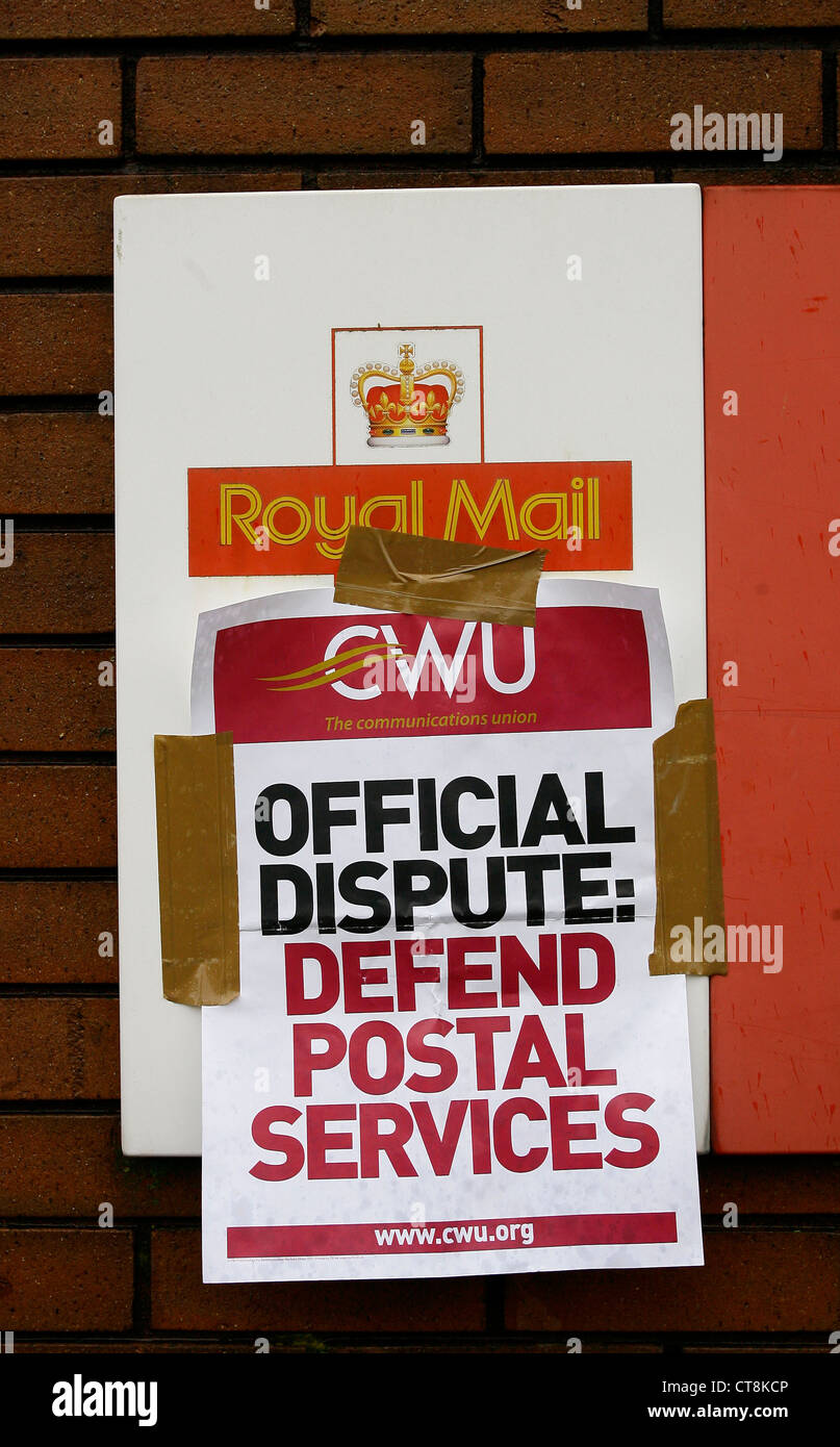 CWU industriale poster di azione al di fuori di un Royal Mail ufficio di smistamento. Foto di James Boardman. Foto Stock