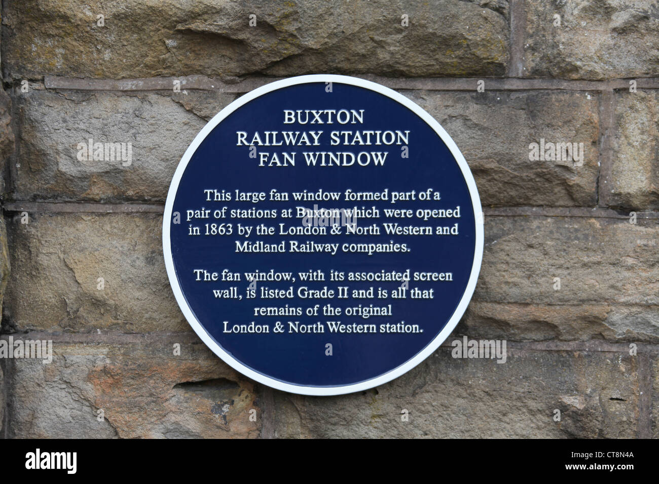 Buxton Stazione ferroviaria ventola Finestra di luce targa blu Foto Stock