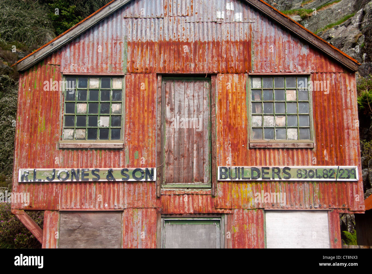 In disuso di ferro ondulato e la costruzione di un capannone ex ufficio di R L Jones costruttori Blaenau Ffestiniog Gwynedd North Wales UK Foto Stock