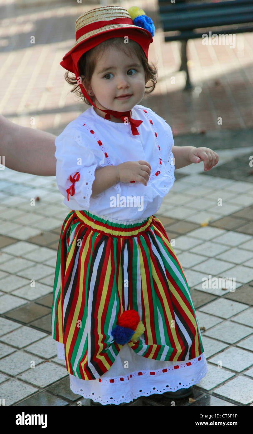 Spagna isole canarie Gran Canaria, Las Palmas, bambina in abito tradizionale, Foto Stock
