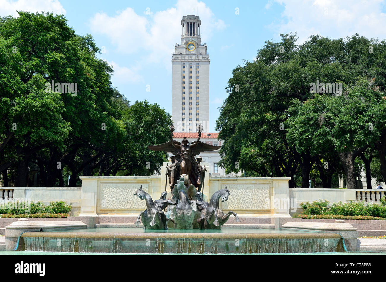 Littlefield Fontana e la torre principale presso la University of Texas di Austin, Texas. Stati Uniti d'America. Foto Stock