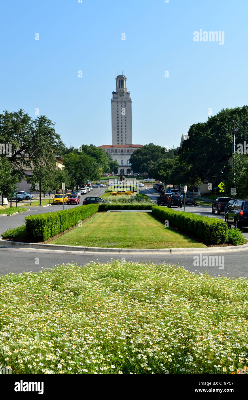 La University Avenue e la Torre Principale dell'Università del Texas ad Austin. Stati Uniti d'America. Foto Stock