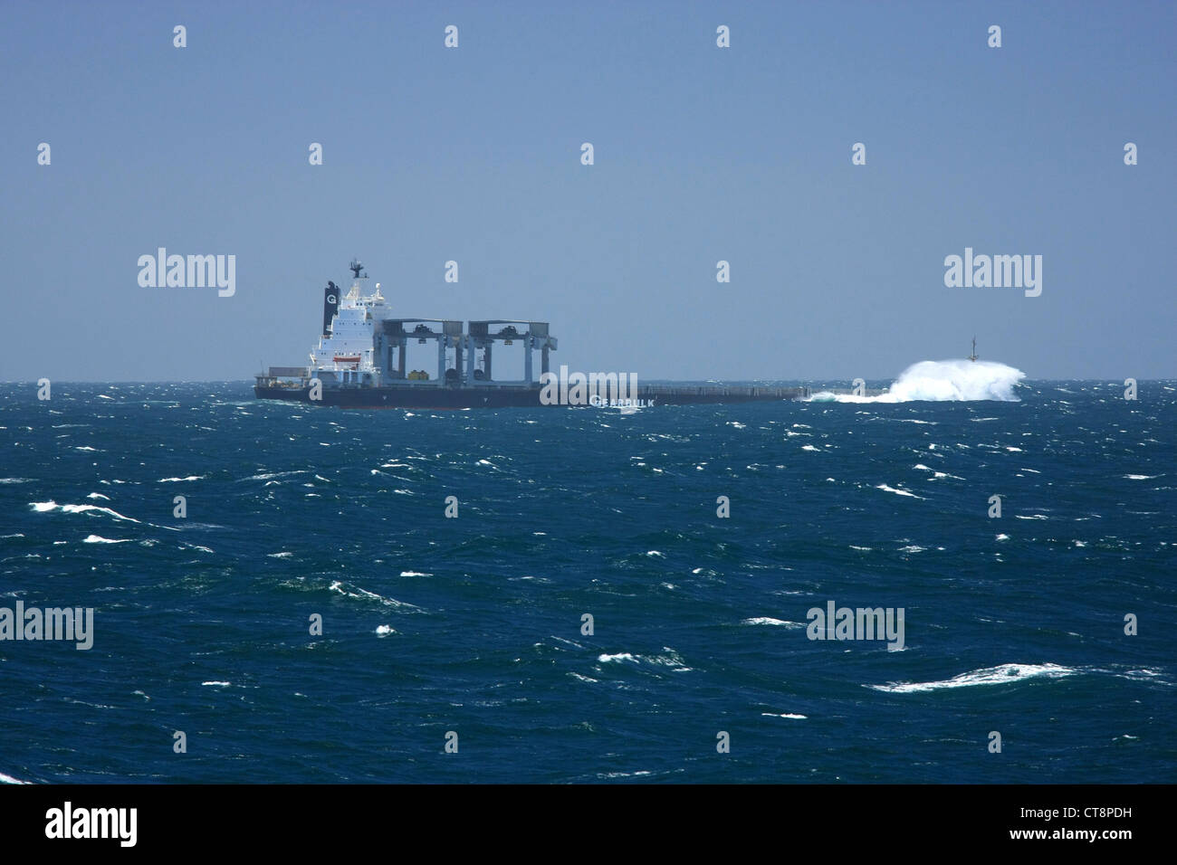 La Gearbulk freighter, Tinamou Freccia, aratri attraverso pesanti mari nell'Oceano Pacifico al largo della costa cilena a ovest di Canete Foto Stock