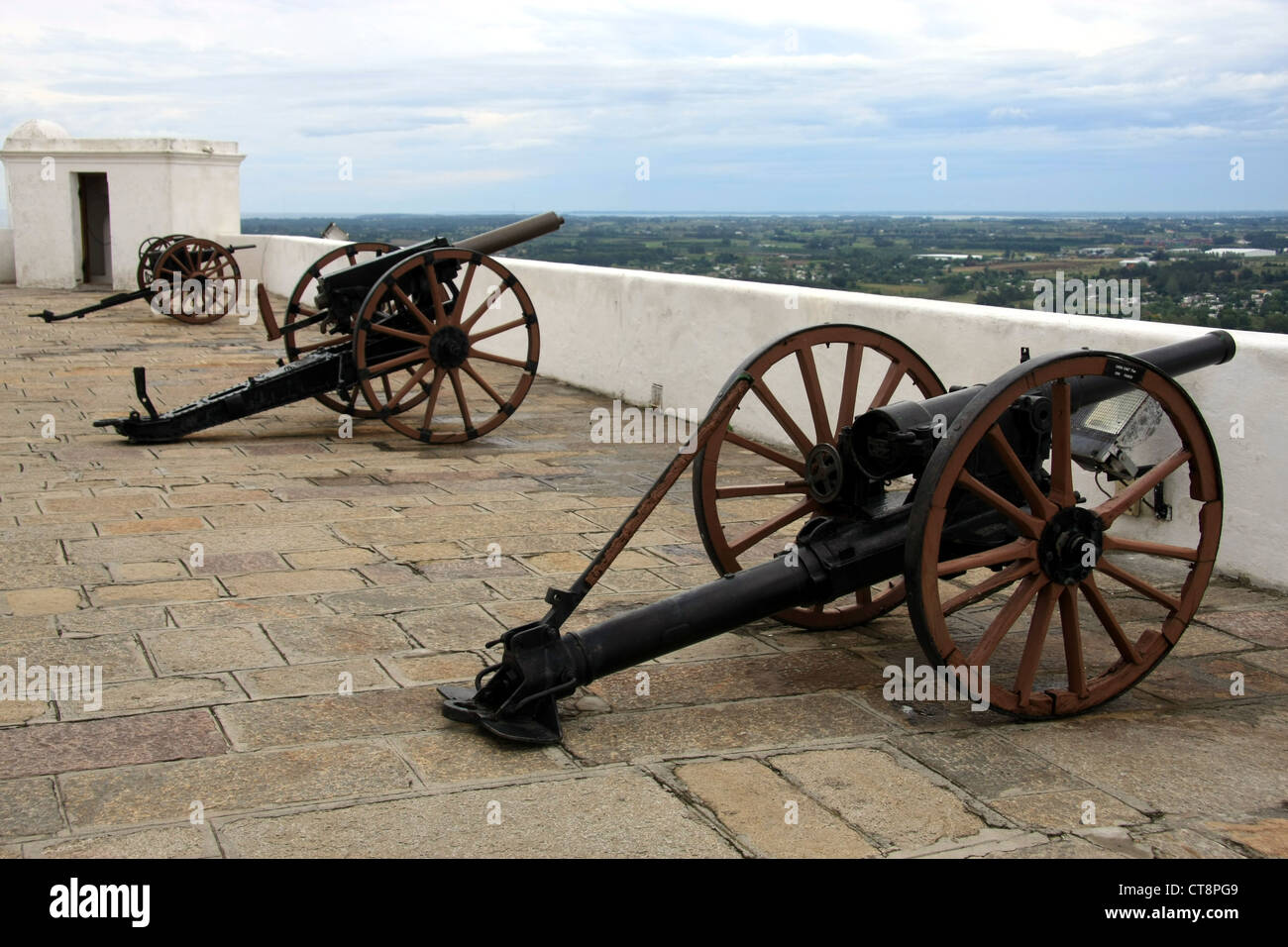 Montato su ruote armi presso il Museo Militare, Montevideo, Uruguay Foto Stock