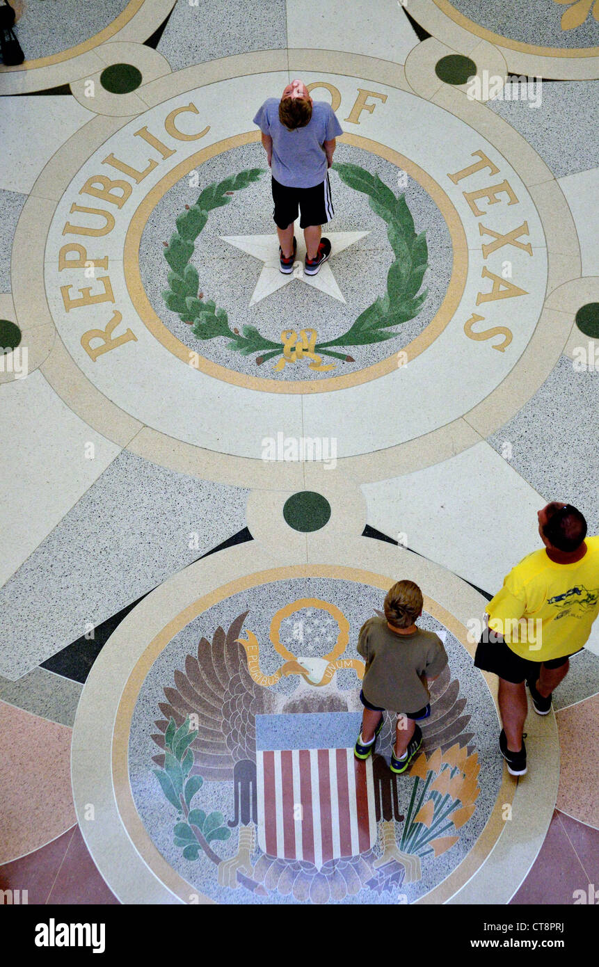 Un ragazzo in piedi sul Lone Star nella Repubblica del Texas emblema. Austin, Texas, Stati Uniti d'America. Foto Stock