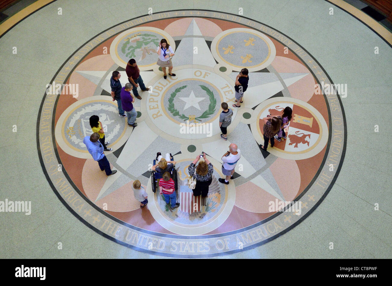I visitatori di ascoltare la guida interpretativa da un personale in Texas la capitale dello stato del edificio. Austin, Texas, Stati Uniti d'America. Foto Stock