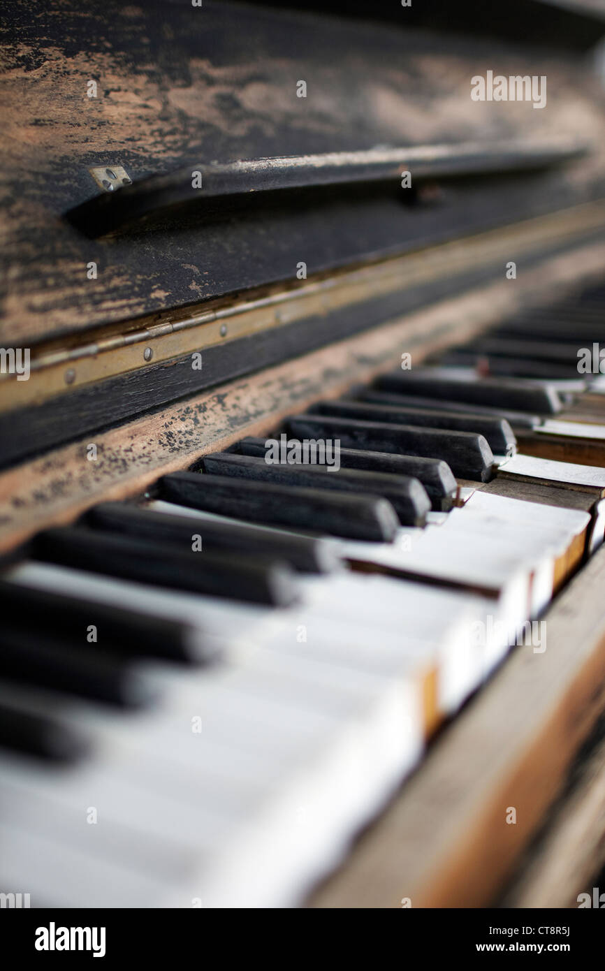 Antico pianoforte a spiovente con tastiera a fuoco selettivo Foto Stock