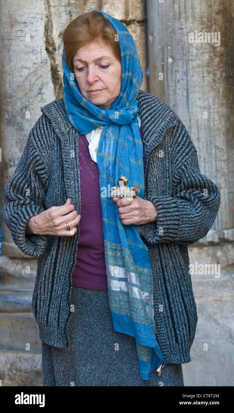 Pellegrini cristiani portano in tutta lungo la Via Dolorosa di Gerusalemme Foto Stock