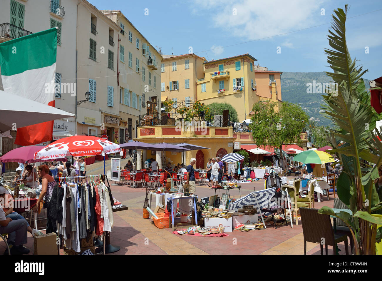 Antico Mercato di strada in Vieux Ville (Città Vecchia), Menton, Côte d'Azur, Alpes-Maritimes, Provence-Alpes-Côte d'Azur, in Francia Foto Stock