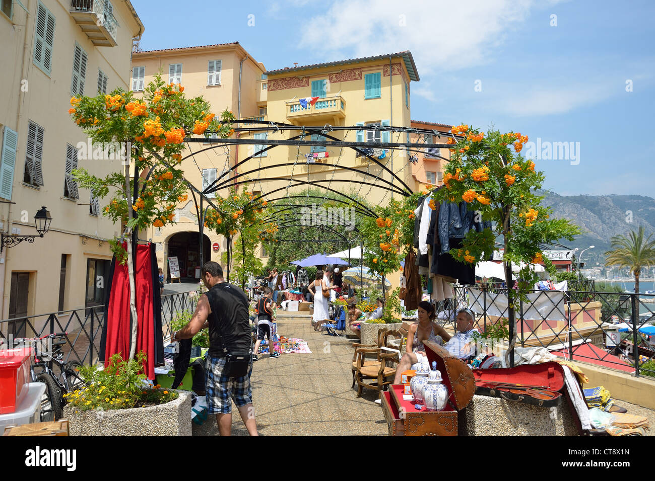 Antico Mercato di strada in Vieux Ville (Città Vecchia), Menton, Côte d'Azur, Alpes-Maritimes, Provence-Alpes-Côte d'Azur, in Francia Foto Stock
