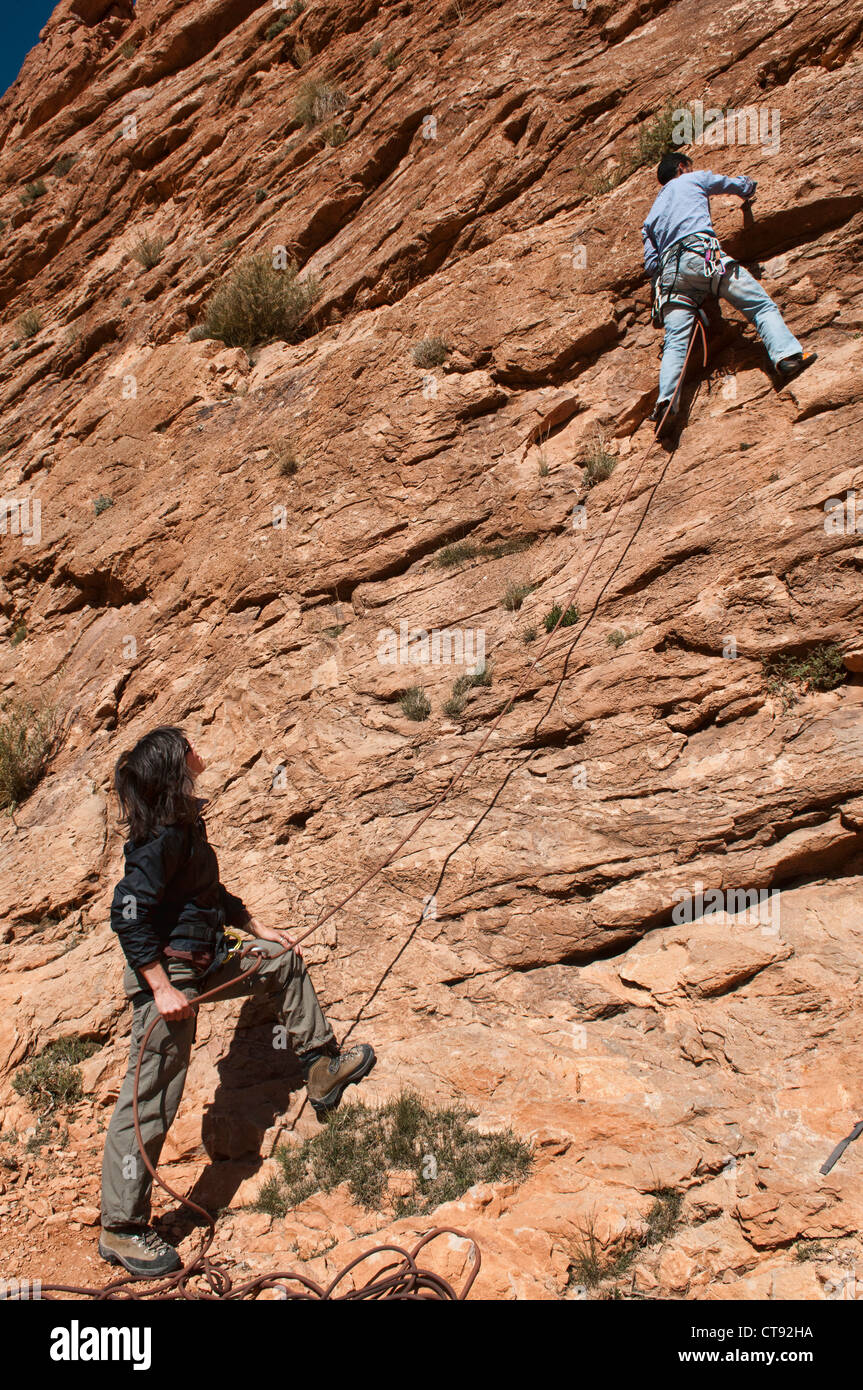 Arrampicatori su un percorso del Todra Gorge, Marocco Foto Stock