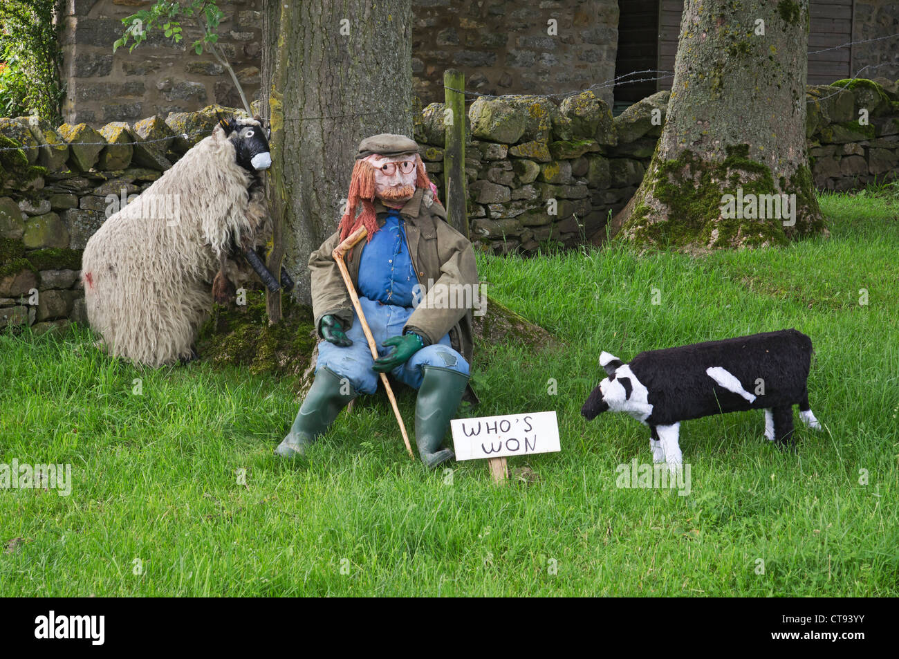Pastore + cane + pecore. caratteri ri-creato come una voce in uno spauracchio della concorrenza a Bellerby vicino Leyburn nel North Yorkshire Foto Stock