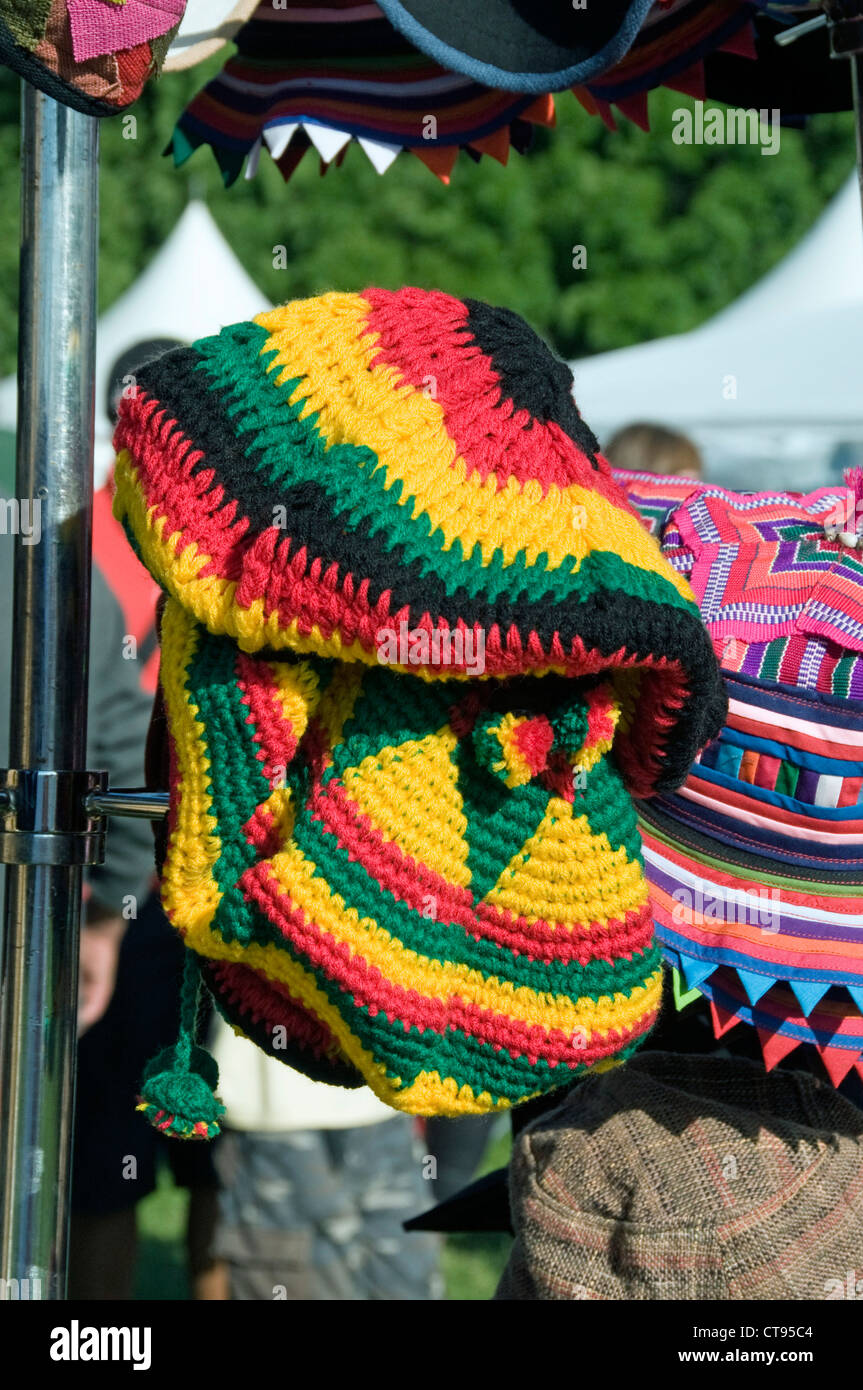 Colourful knitted hats immagini e fotografie stock ad alta risoluzione -  Alamy