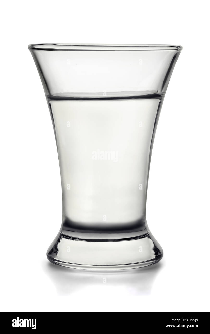 Piccolo colpo di vetro riempito con alcool isolato su bianco Foto Stock