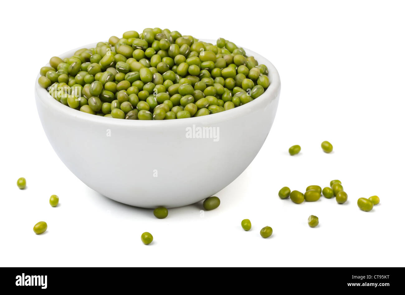 Verde fagioli mung in ciotola bianco isolato su bianco Foto Stock