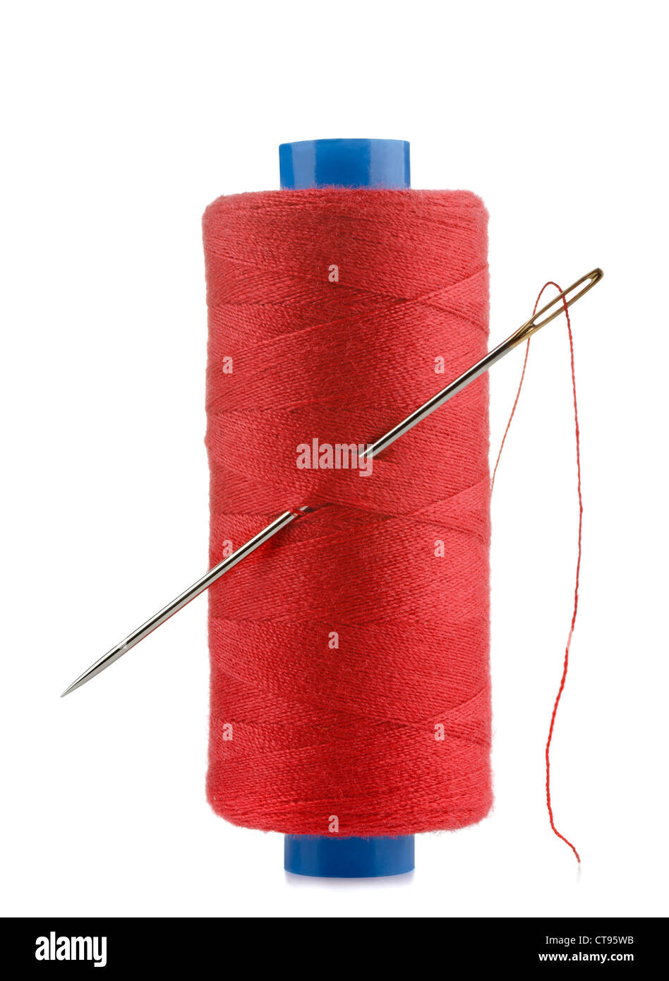 Bobina di filo rosso e ago isolato su bianco Foto Stock