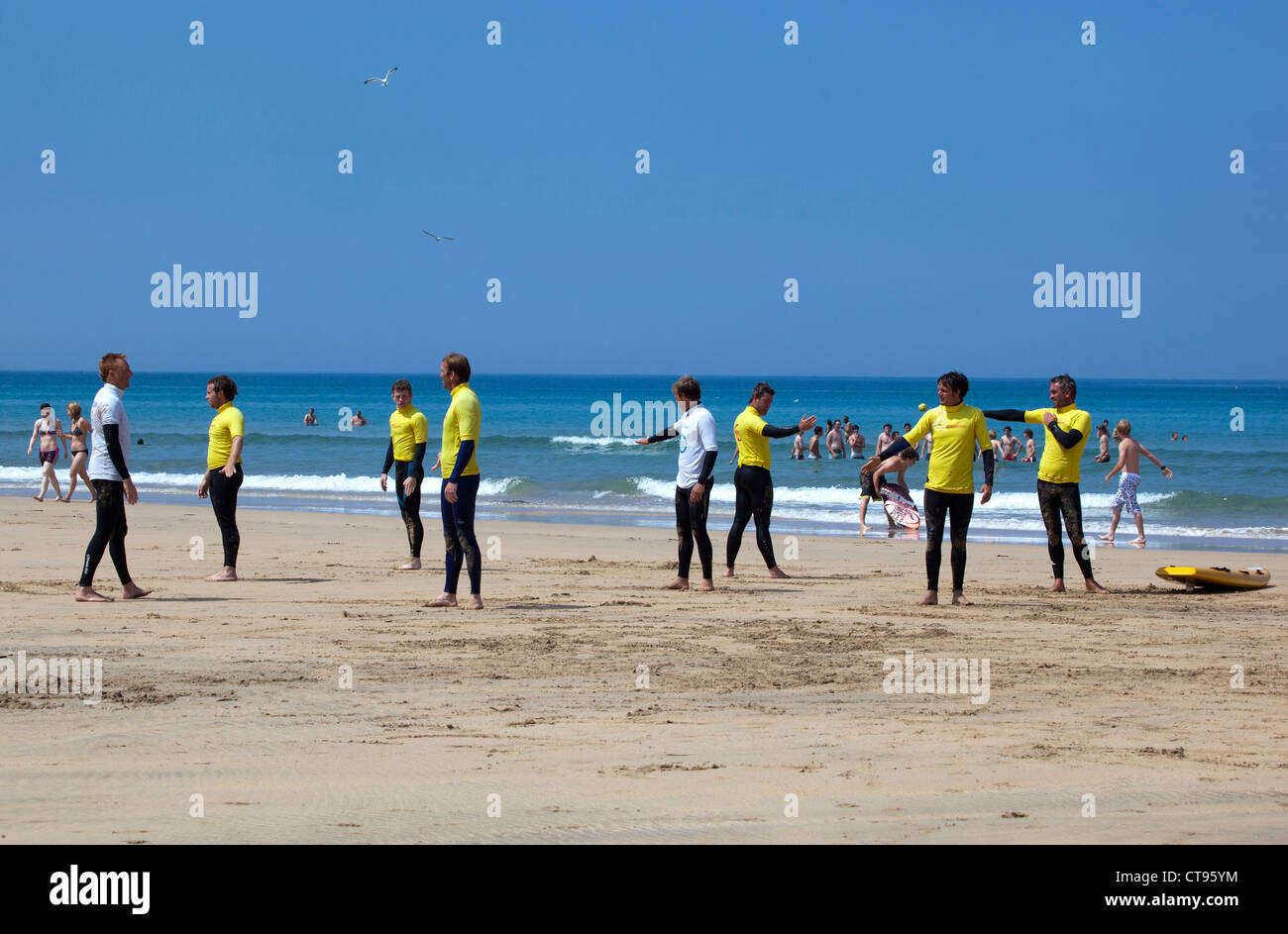 Scuola di surf sulla spiaggia di Newquay Foto Stock