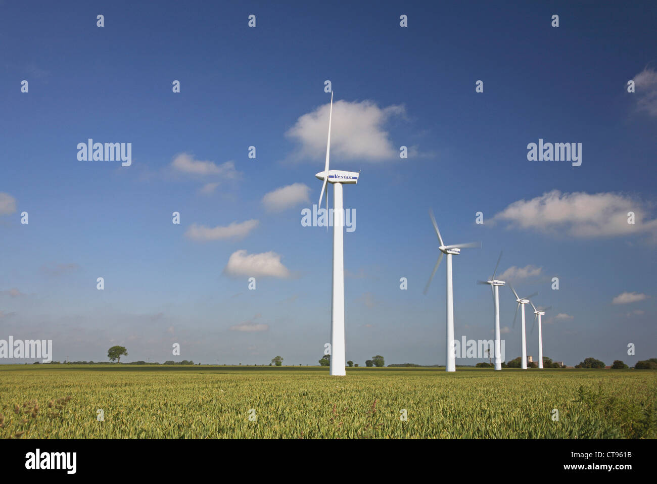 Inland turbine eoliche in azione a West Somerton, Norfolk, Inghilterra, Regno Unito. Foto Stock
