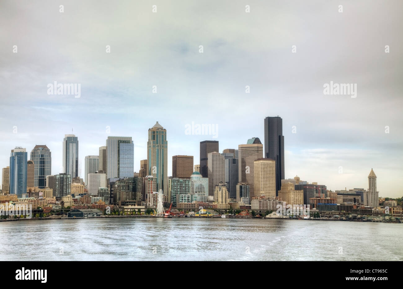 Paesaggio di Seattle con lo Space Needle come visto dal lungomare Foto Stock