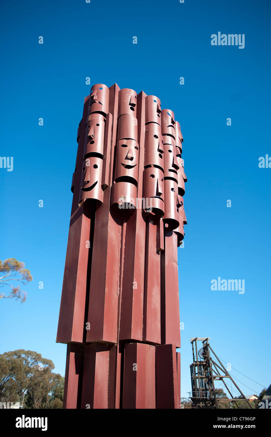 La scultura raffigurante dei minatori facce da Pro Hart, esposta presso il parco cittadino di Broken Hill, Outback Nuovo Galles del Sud, Australia Foto Stock