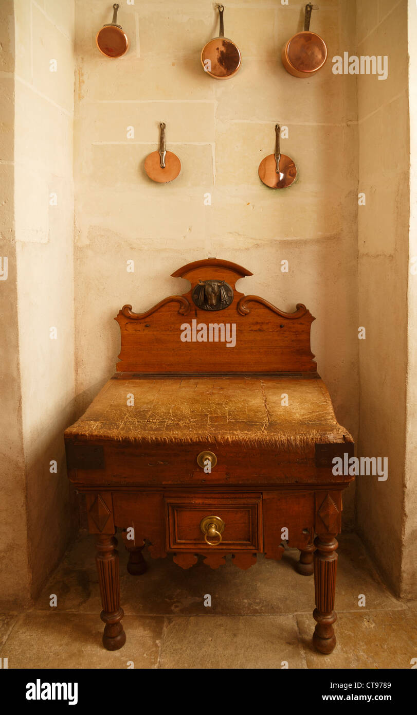 Pentole in rame e un grande blocco di macellaio in cucine di Chateau Chenonceau, Francia Foto Stock