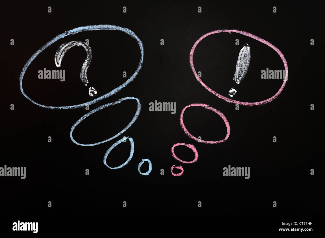 Istruzione lavagna Lavagna di disegno chalk board concetto nero segno della scrittura simbolo di sfondo bianco di scrittura learning Foto Stock