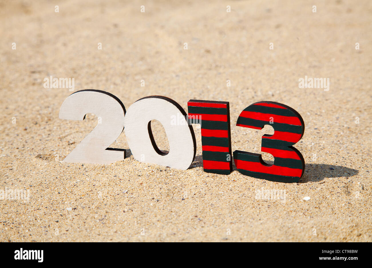 2013 Legno anno numero sulla sabbia a una spiaggia Foto Stock