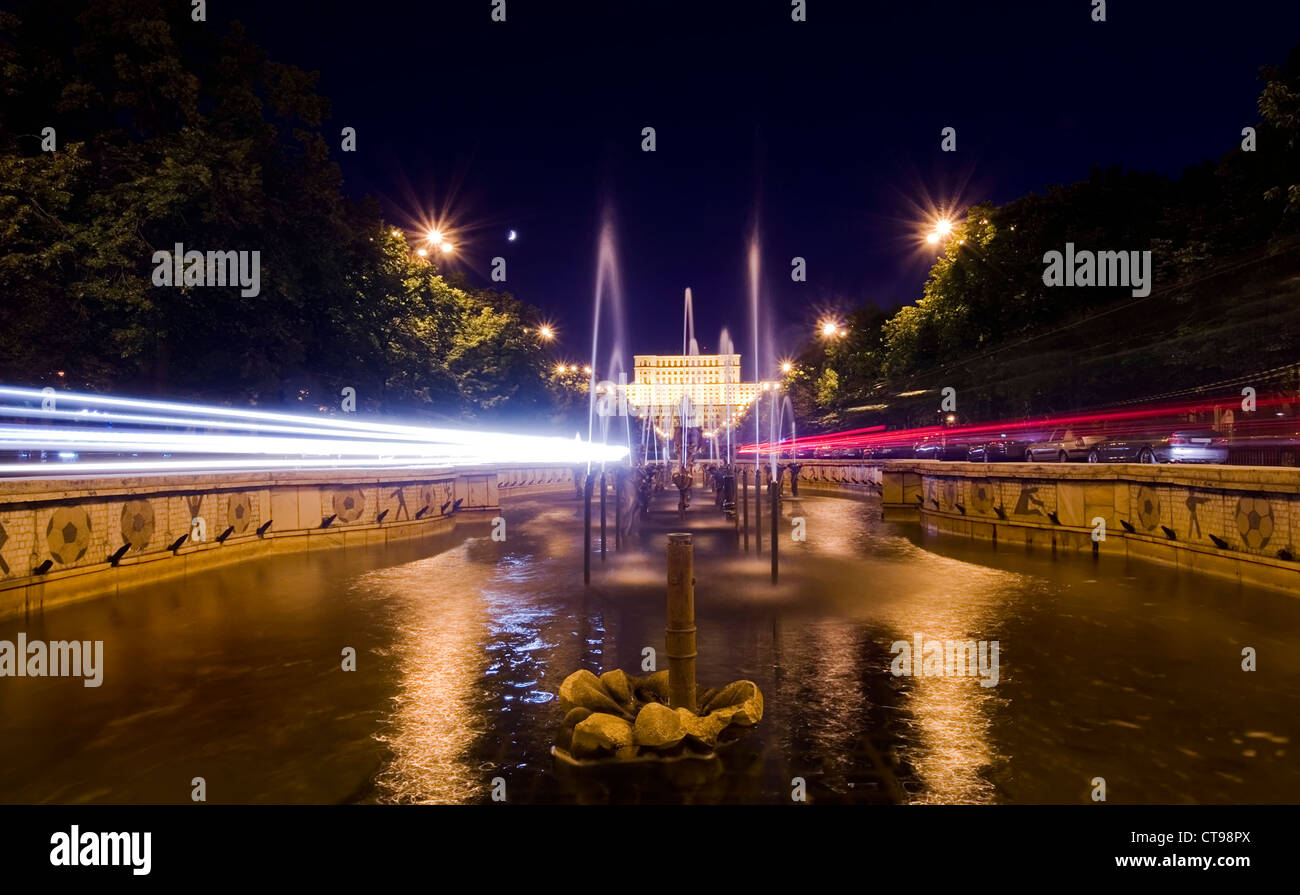 Il traffico di notte davanti al Palazzo del Parlamento,Bucarest, Romania Foto Stock